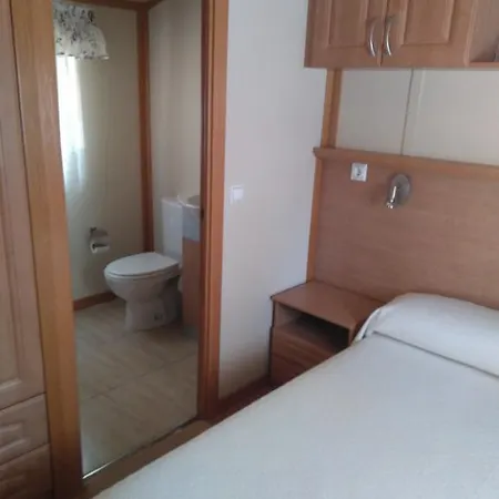 露营富恩特斯卡斯酒店 2* Burgo